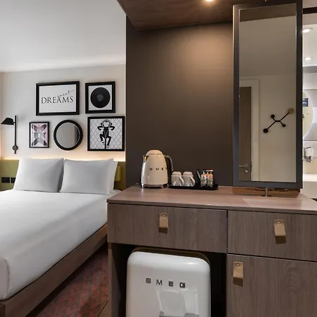 Hampton By Hilton Centre מלון