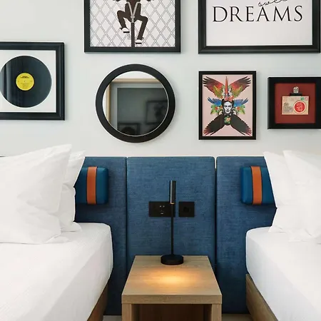 Hampton By Hilton Centre מלון