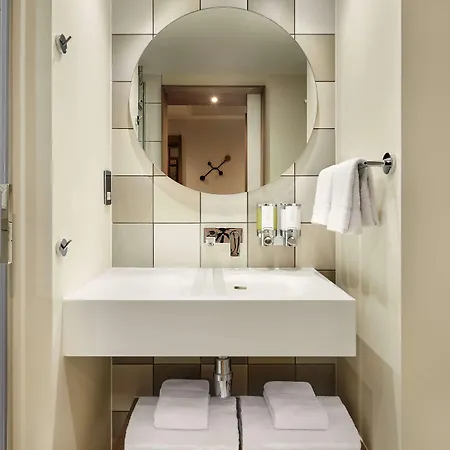 Hampton By Hilton Centre מלון